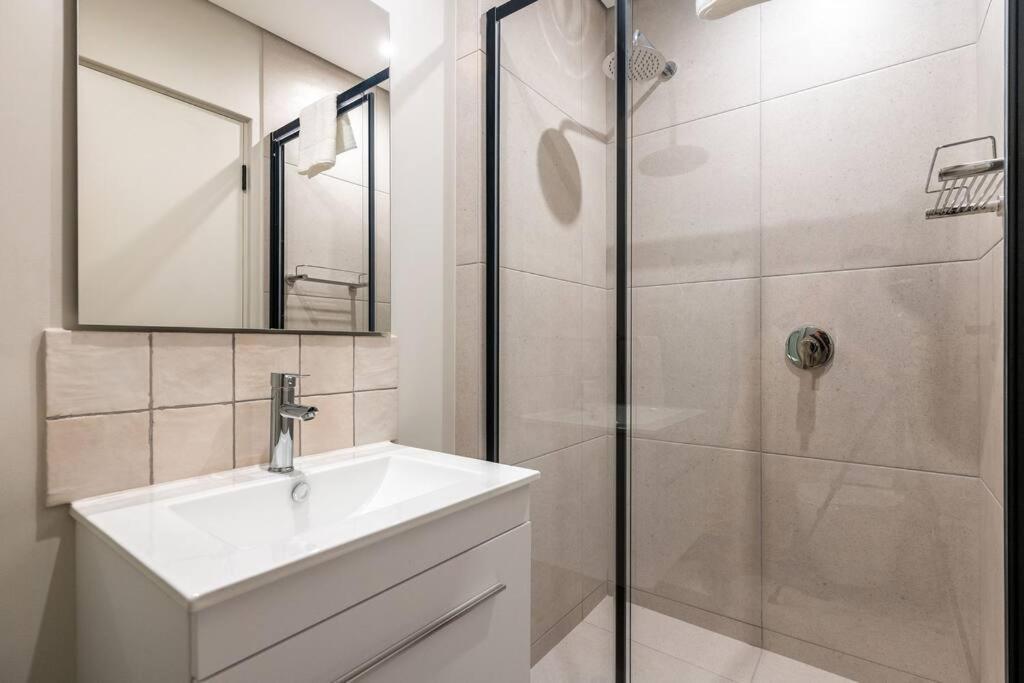 The Rose 105: Studio Apartment With Rooftop Pool Cape Town Exterior photo