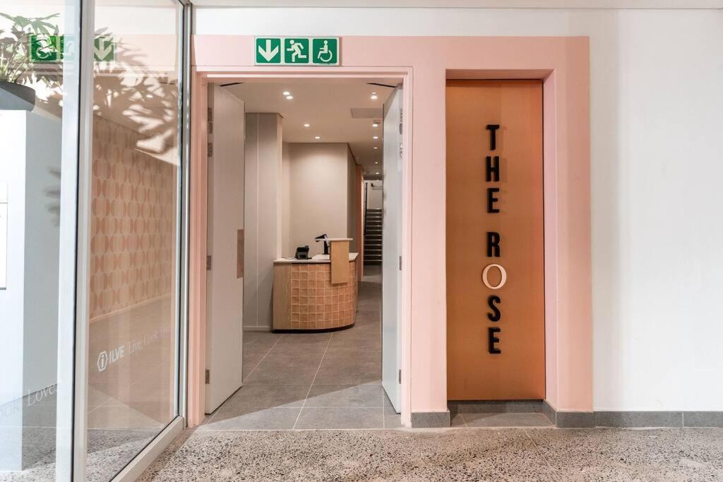 The Rose 105: Studio Apartment With Rooftop Pool Cape Town Exterior photo